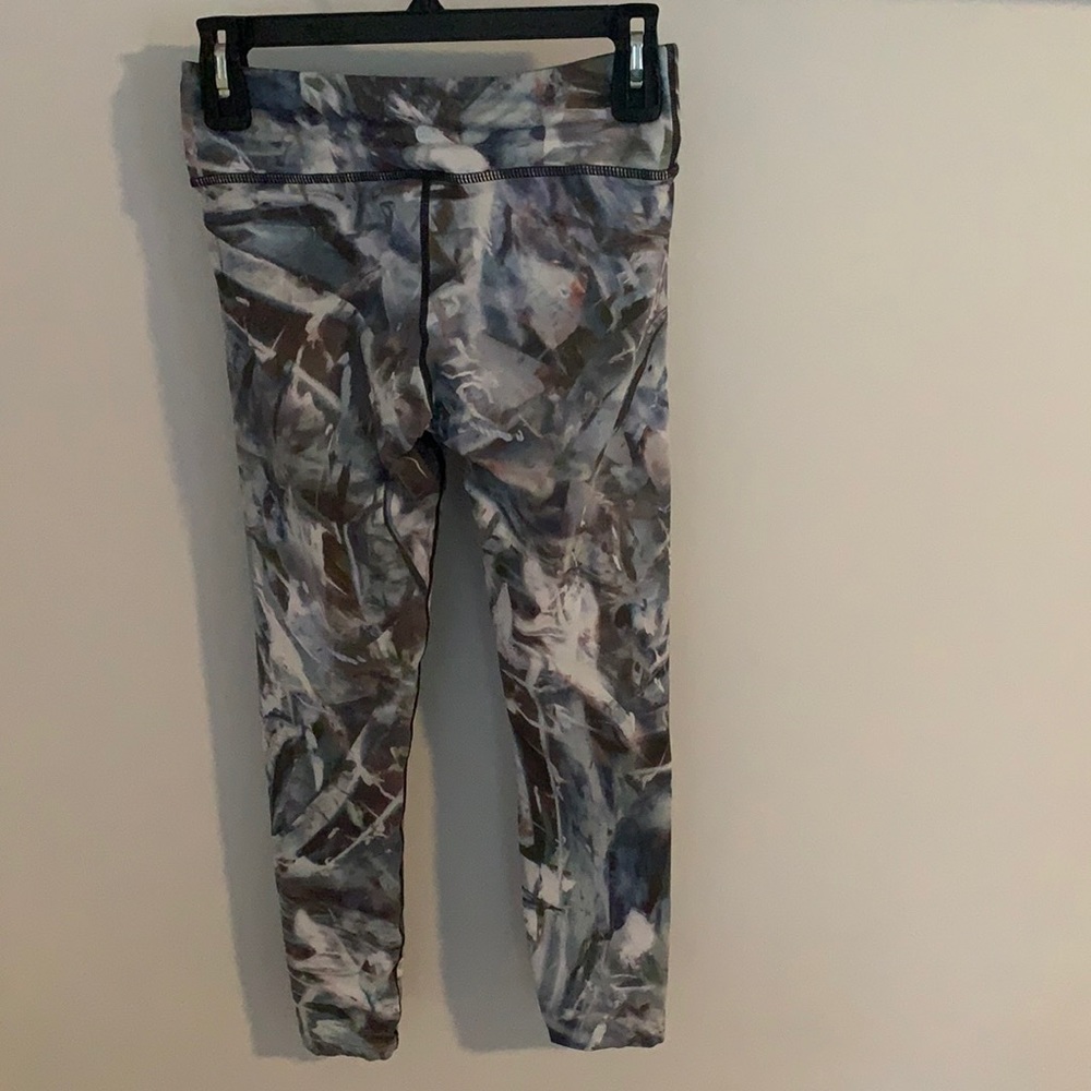 See circle on back of pants. I don’t know what the brand is.